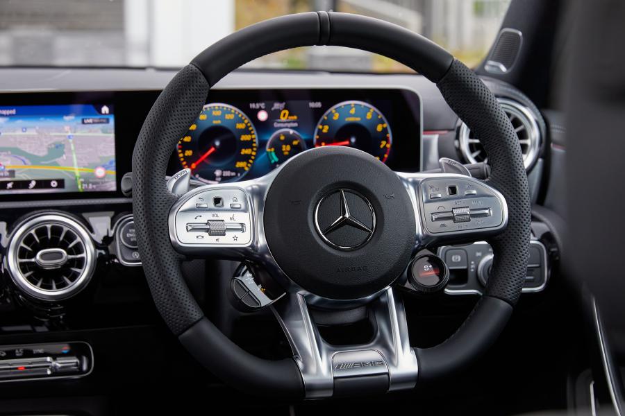 Панель приборов Mercedes-AMG A35 4Matic Sedan (V177) 2020 года  (AU) (фото 24 из 41)